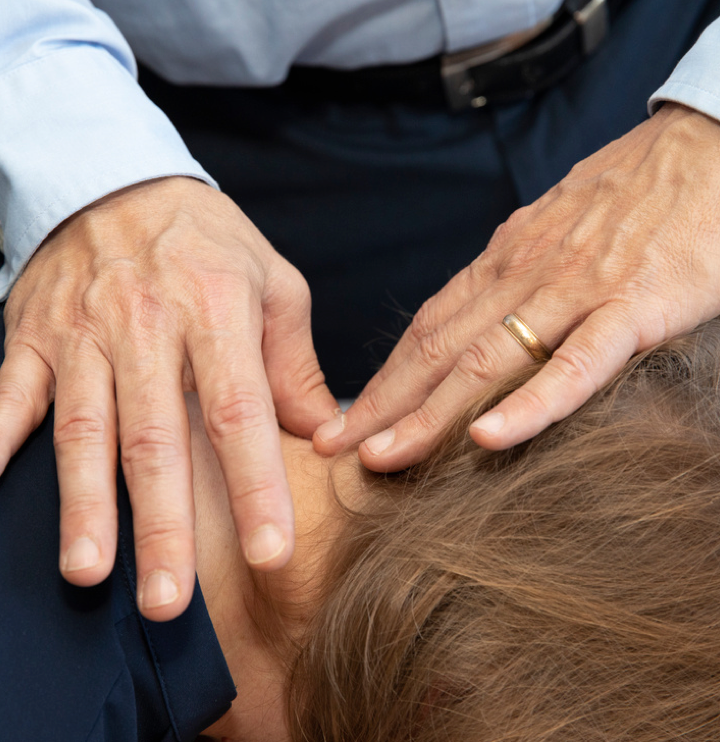 Closeup of Dr Barry Weinberg applying a NetworkSpinal contact on